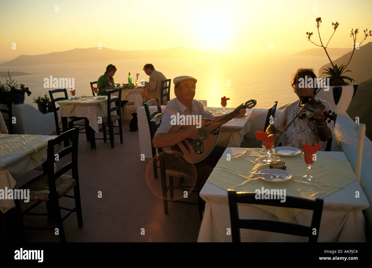 Antorini bouzouki et la musique de violon pendant le coucher du soleil dîner à la mer Banque D'Images