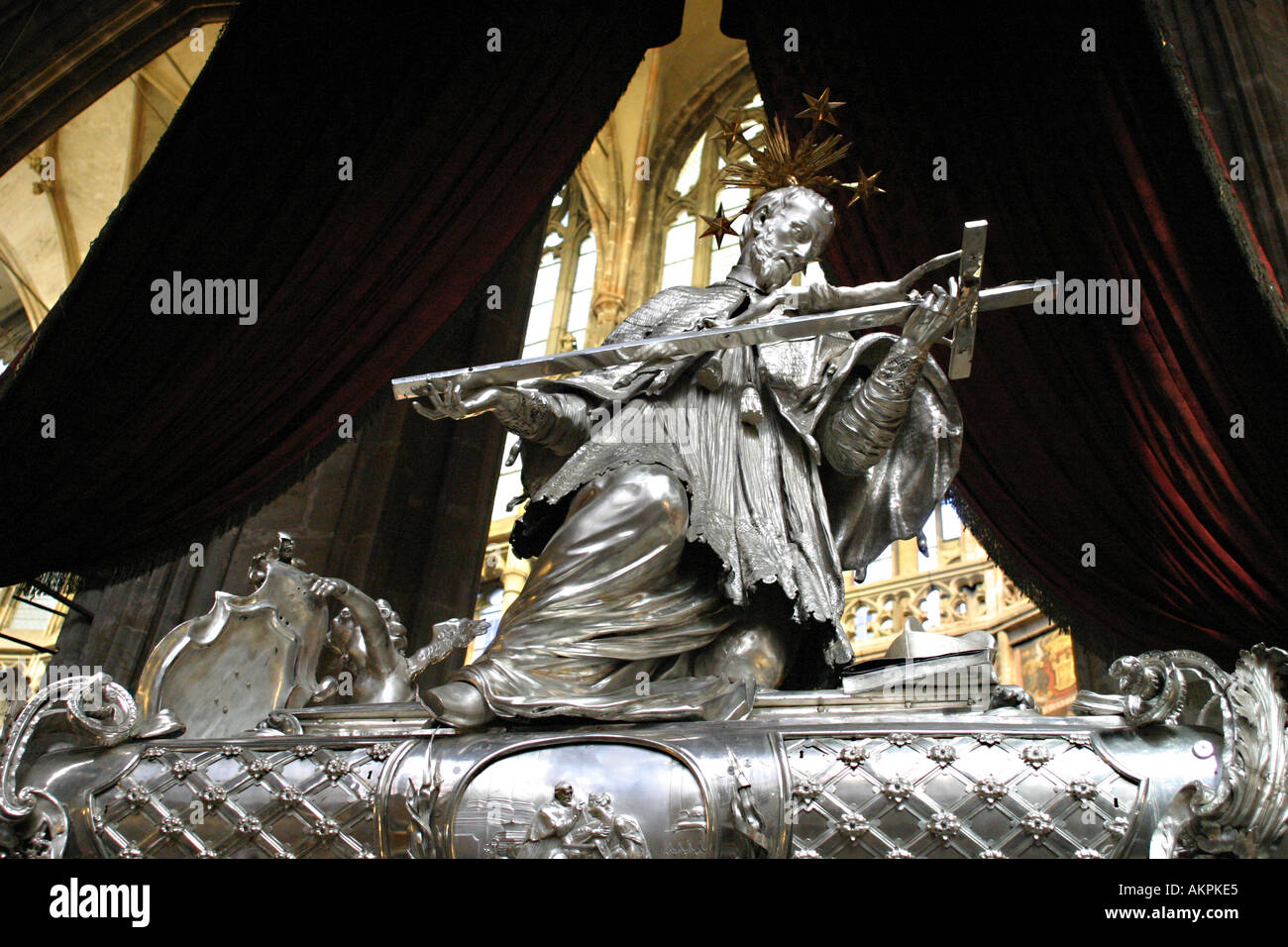 Tombeau de Saint Jean Népomucène de décoration à l'intérieur de la Cathédrale St Vitus Prague République Tchèque Banque D'Images