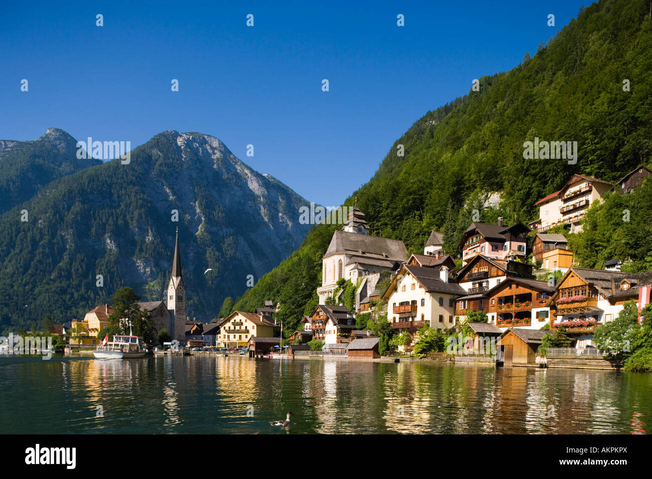 Hallstatt avec Christ et l'église protestante l'église catholique le lac de Hallstatt Salzkammergut Haute Autriche Autriche Banque D'Images