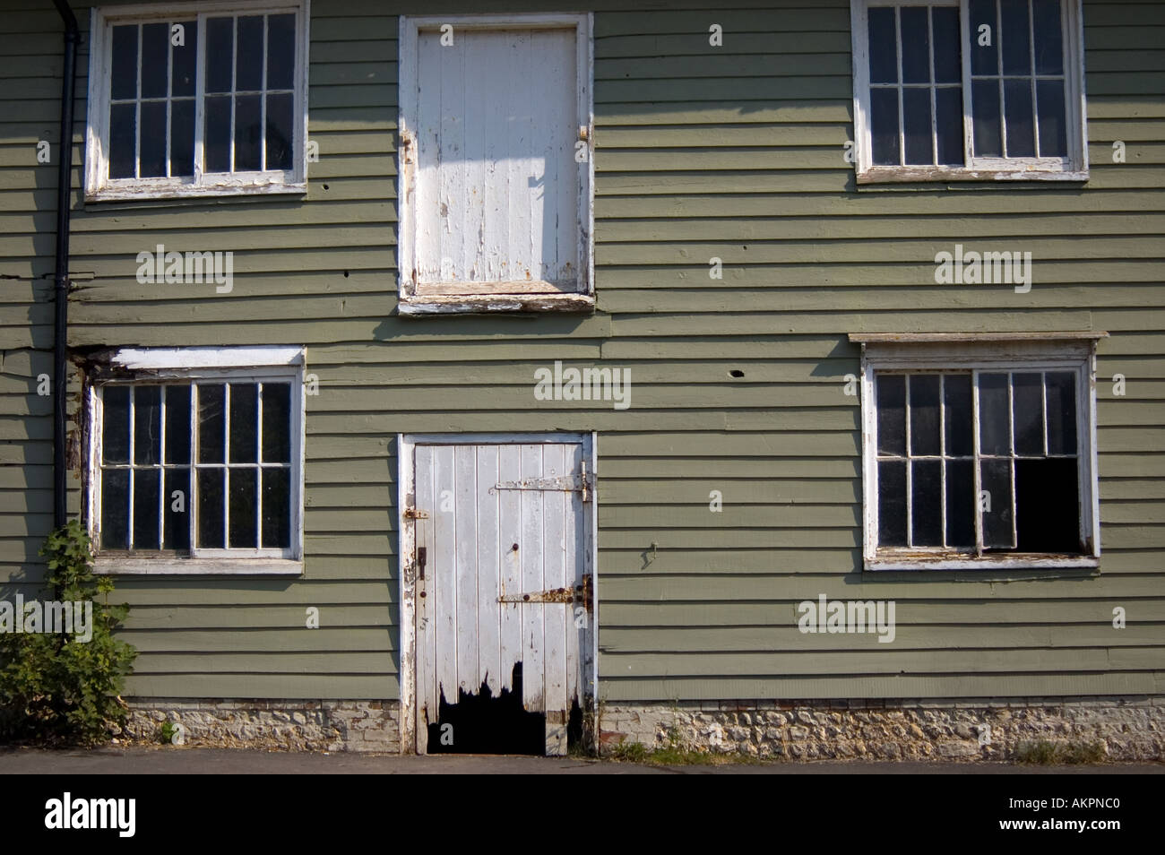 Ancienne en bois stable avec de grandes portes Banque D'Images