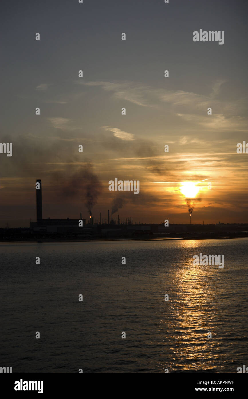 Coucher de soleil sur la station d'alimentation de Fawley, Southampton Banque D'Images