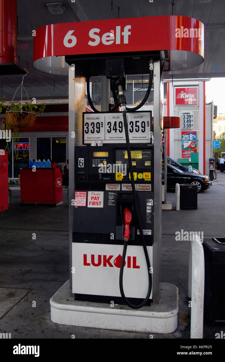 Le prix de l'essence à une station Lukoil à New York City top 300 par gallon Banque D'Images