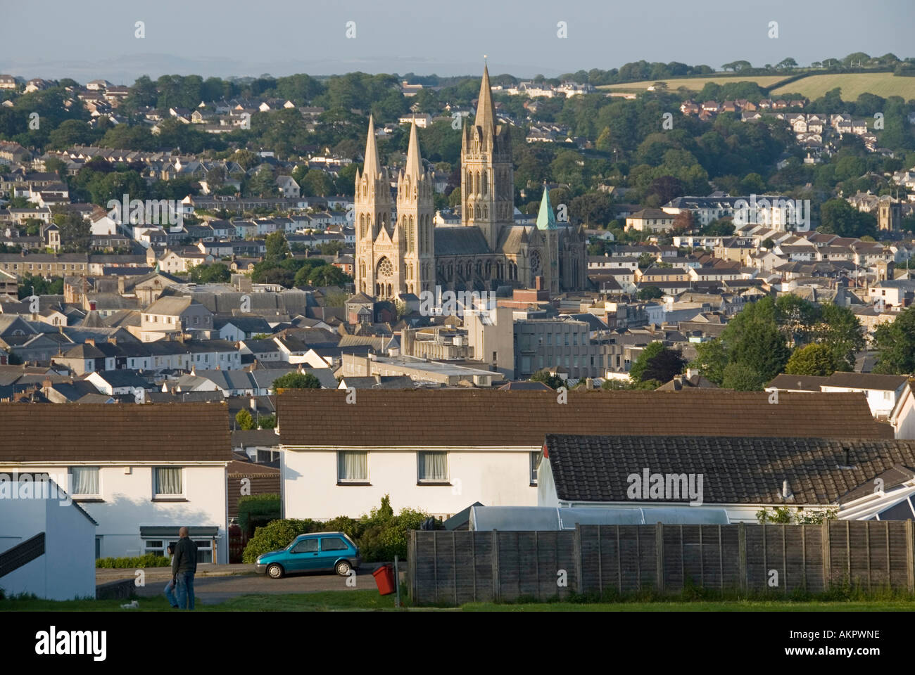 Les flèches et tour de la cathédrale de Truro avec en premier plan local de l'habitat Banque D'Images