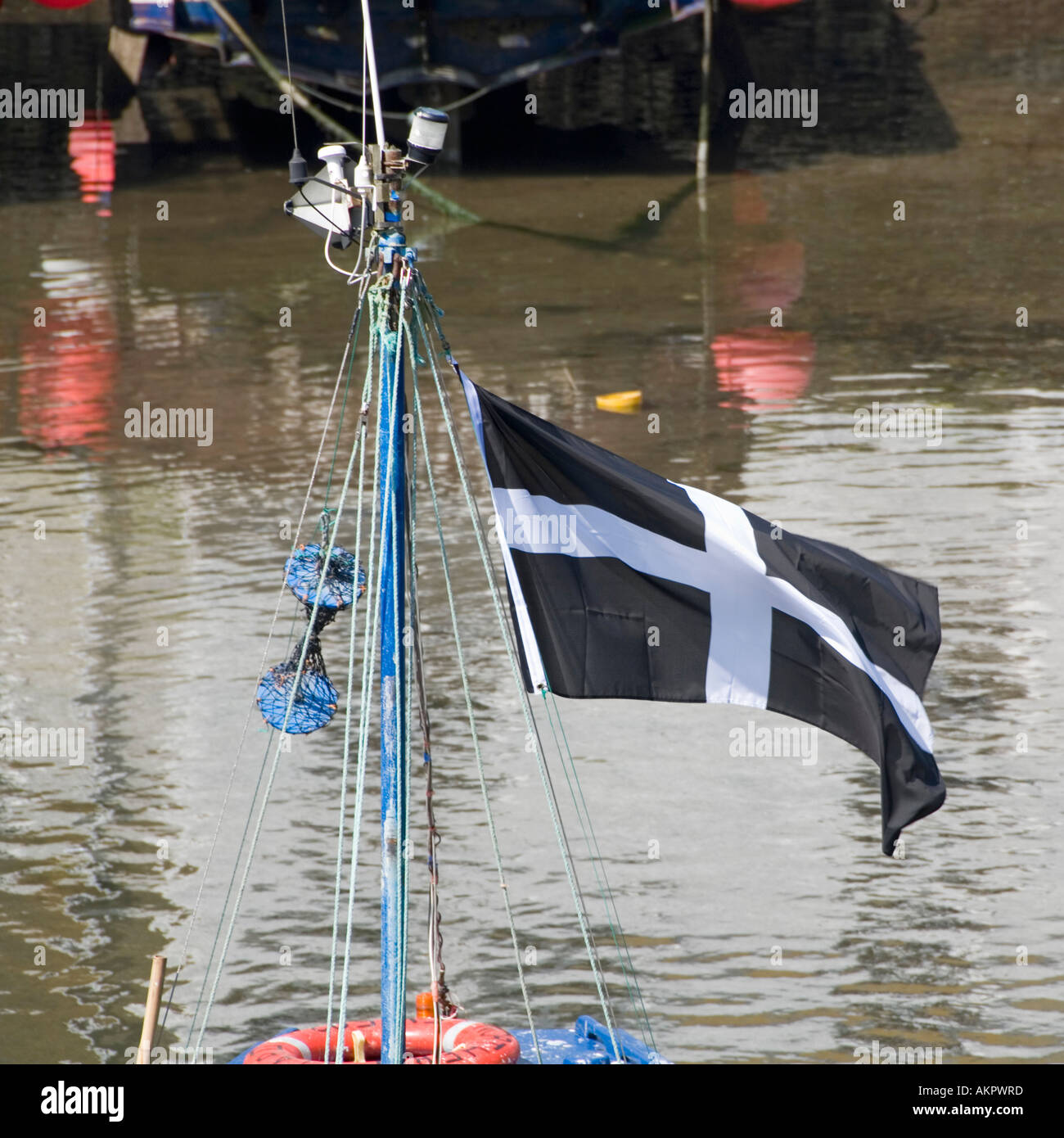 Bateau de pêche battant pavillon de Saint Piran Cornwall saint patron des mineurs Banque D'Images