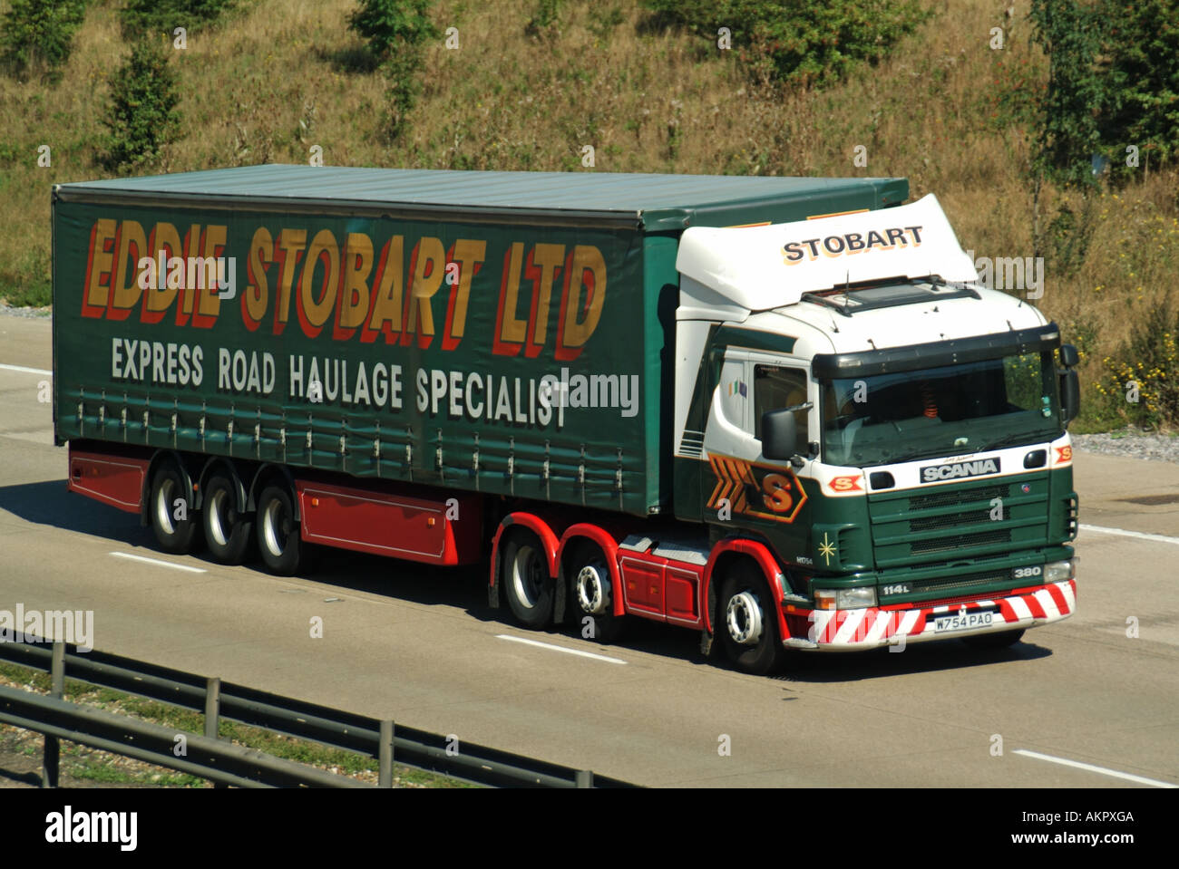 Classic Eddie Stobart Ltd Scania hgv camion camion camion et semi-articulé remorque rideau roulant le long de la route d'autoroute M25 Essex Angleterre Royaume-Uni Banque D'Images