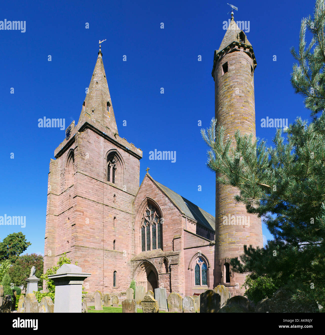 Brechin Cathedral et Tour Ronde, Brechin, Angus, Scotland, UK Banque D'Images
