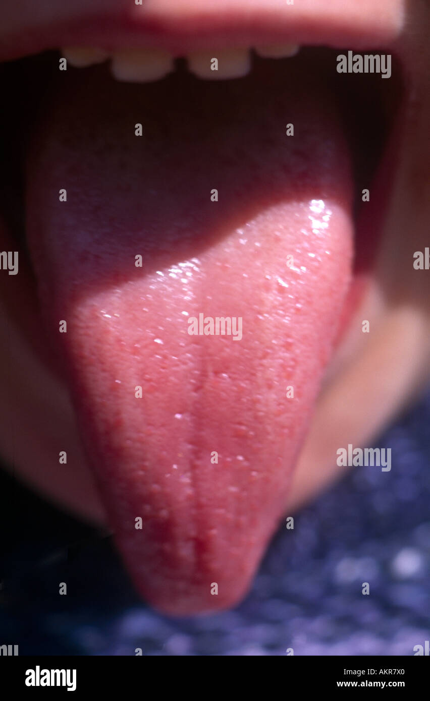 Close up de bouche ouverte avec la langue qui sort Banque D'Images