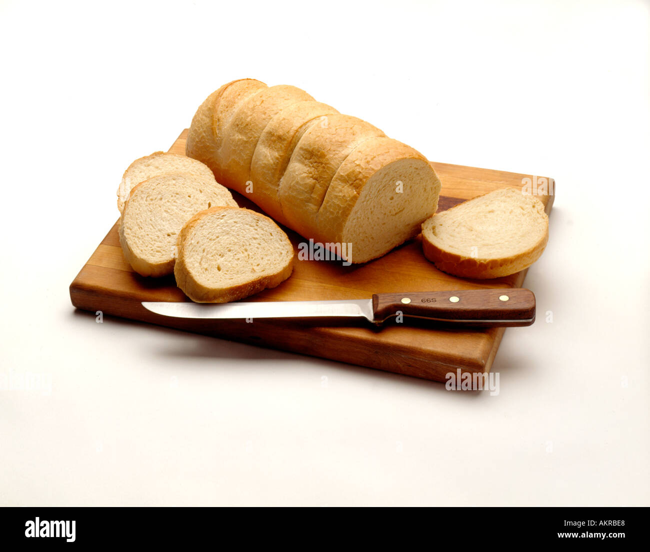 Miche de pain blanc et une planche à découper la nourriture Banque D'Images