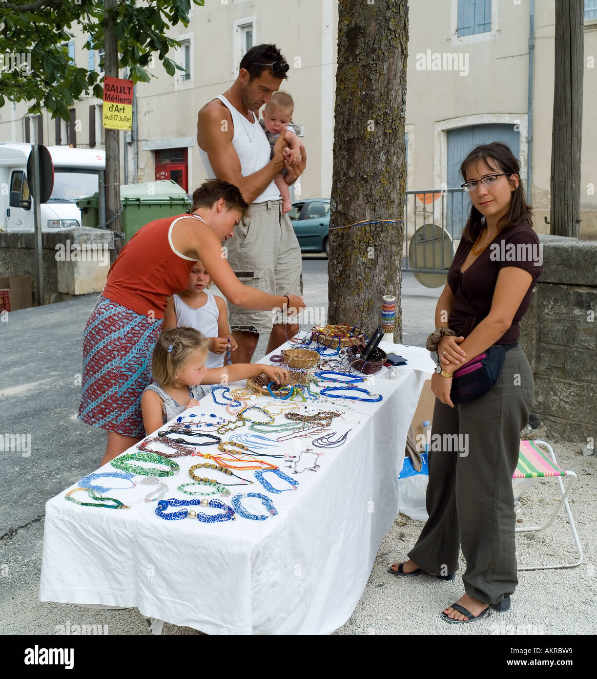 Couple avec 3 enfants, l'achat de babioles bibelots, knickknack, artisane, Sault, Vaucluse, Provence, France Banque D'Images