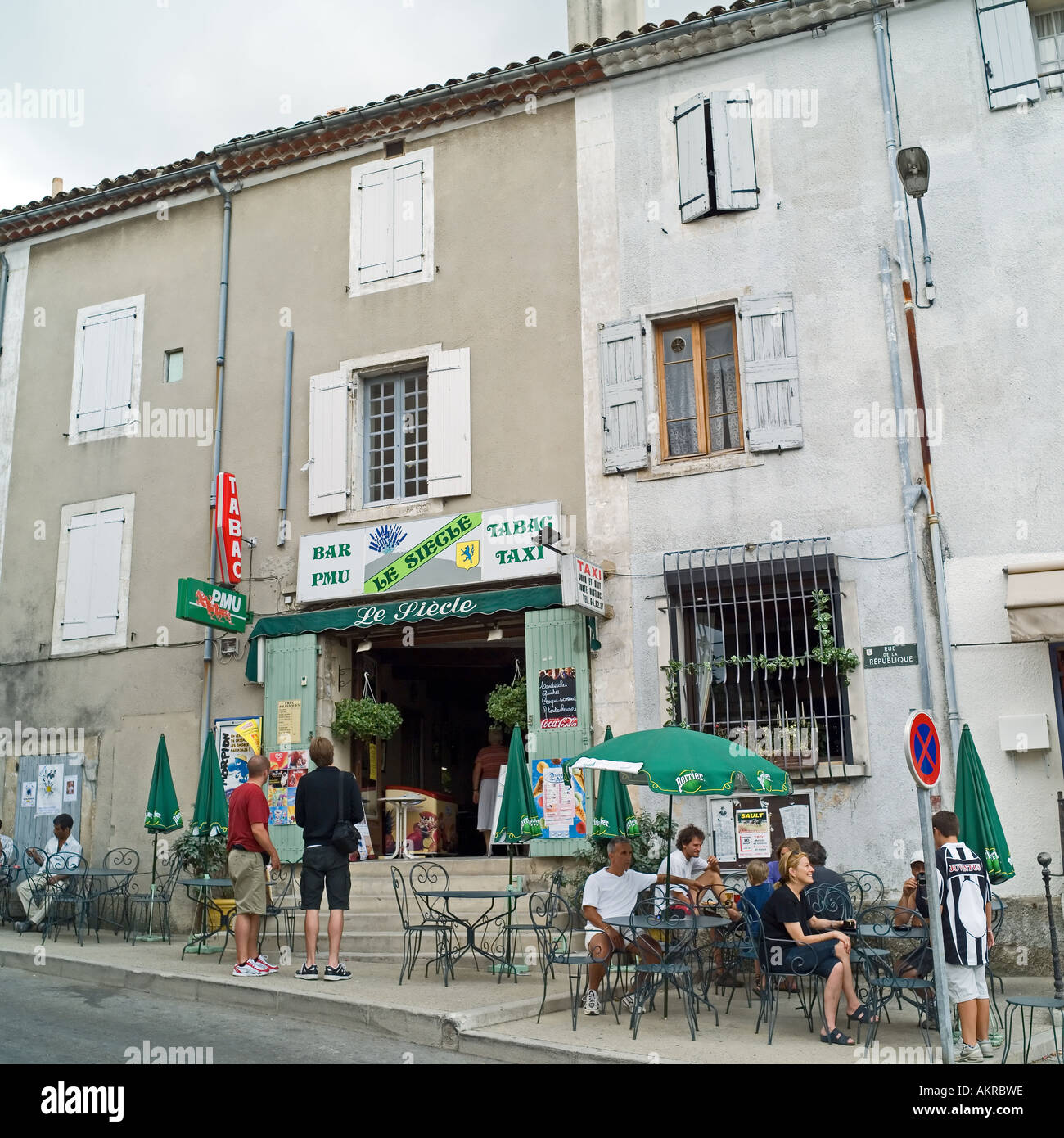 Le siècle de la chaussée, terrasse de café, les gens, magasin de tabac, contre paris, tote, Sault, Vaucluse, Provence, France, Europe Banque D'Images