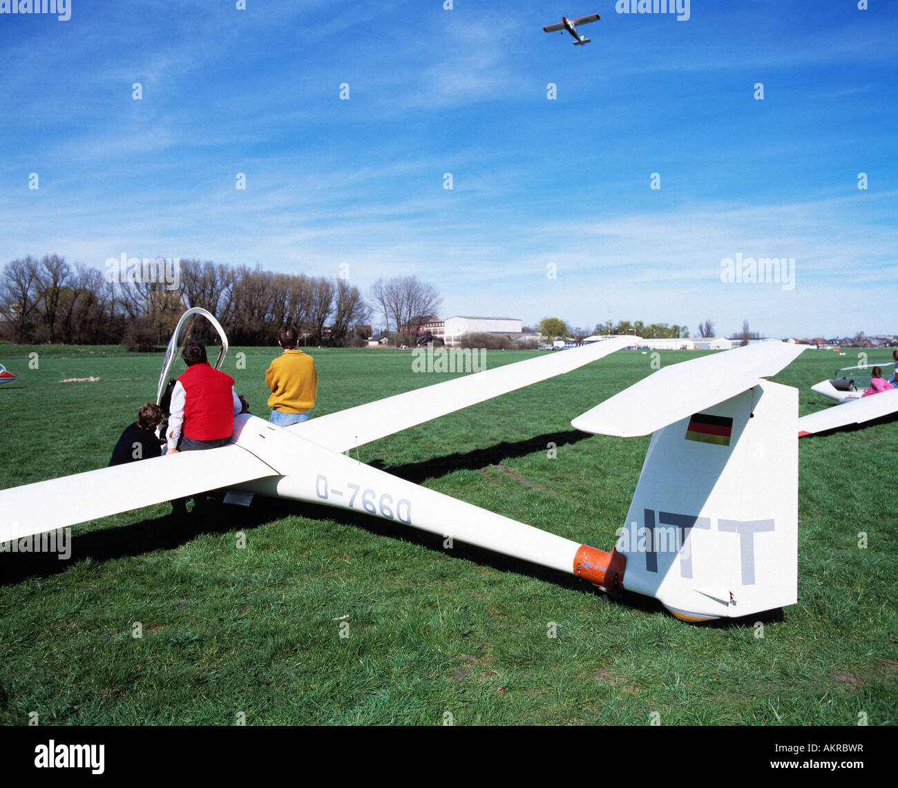 D-Hamm, Ruhr, Rhénanie du Nord-Westphalie, champ de vol à voile, sur le terrain, partir, planeur aile va être tiré vers le ciel par câble, deltaplane, parapente, deltaplane, vol, trafic aérien, le trafic de l'avion, voyage, temps libre, loisirs activité à temps partiel Banque D'Images