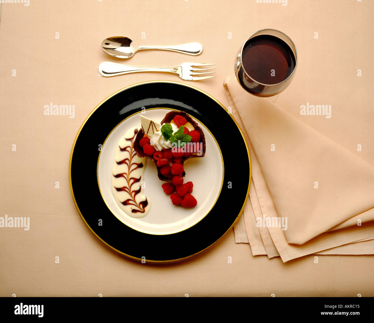 Dessert gastronomique avec des framboises et chocolat blanc nourriture Banque D'Images