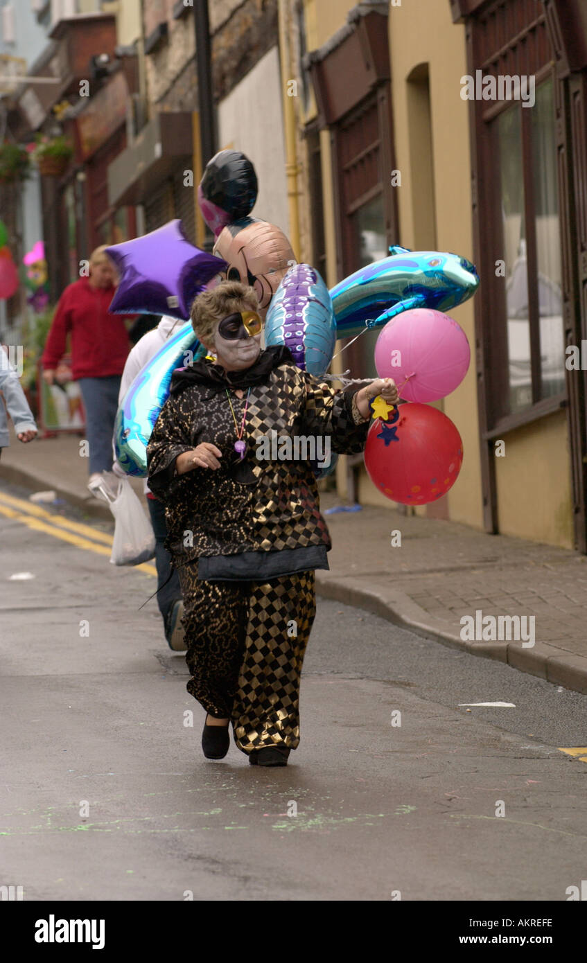 Femme avec des ballons en robe de parade pour célébrer Gwent Torfaen Booktown Blaenavon South Wales UK Banque D'Images