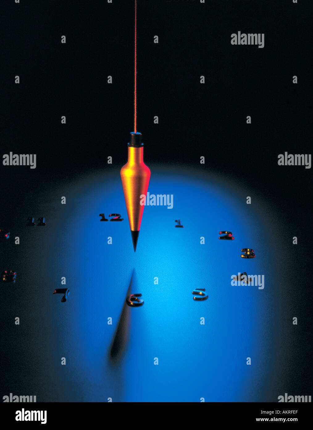 Prune Plumbob bob avec horloge chiffres sur la surface bleue Banque D'Images