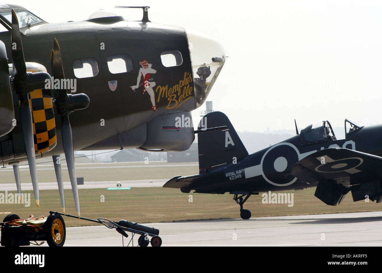 Boeing B17 forteresse volante et Vought Corsair avions à un warbids show. Banque D'Images