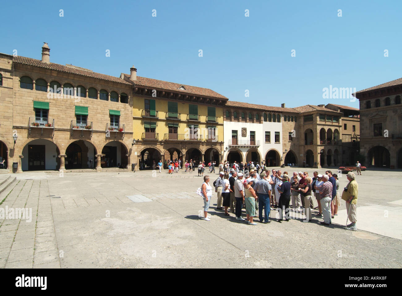 Groupe de touristes sur visite guidée un peu d'architecture dans le complexe commercial de détail 'Spanish Village' ciel bleu jour ensoleillé Barcelone Espagne Europe Banque D'Images