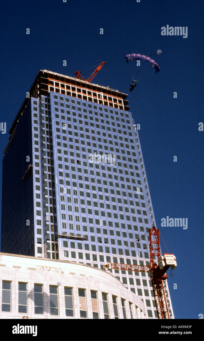 Australian Mark Scott faisant la première base jump de Canary Wharf Tower Docklands Londres Grande Bretagne Banque D'Images