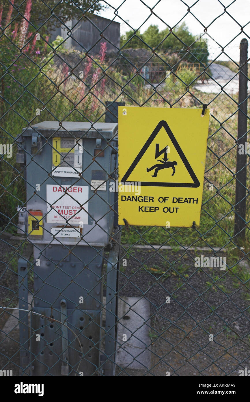 Danger de l'électricité à partir d'une génératrice dans une carrière, signe de problème d'avertissement Banque D'Images
