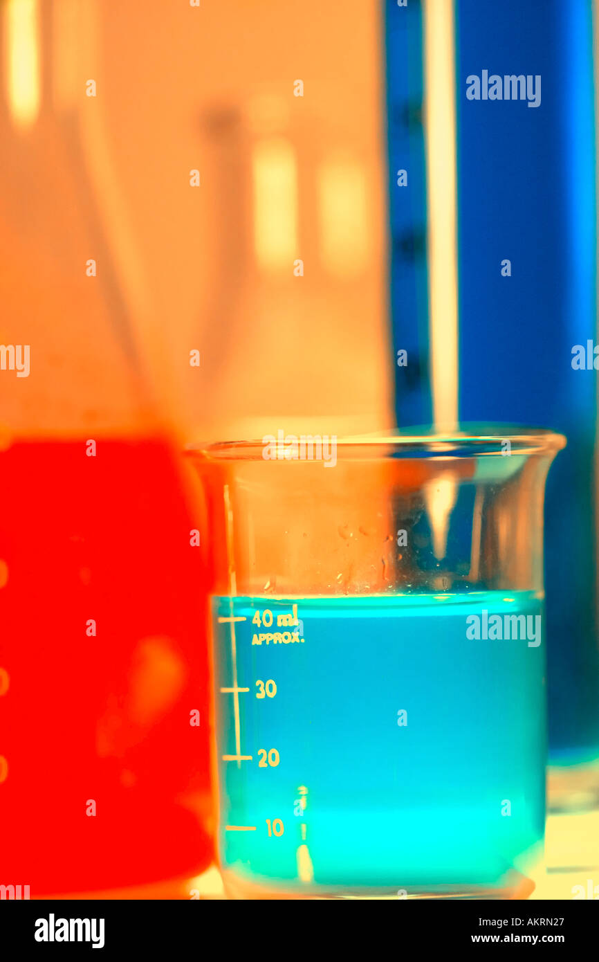 Close up of test tubes de couleurs vives et les flacons Banque D'Images