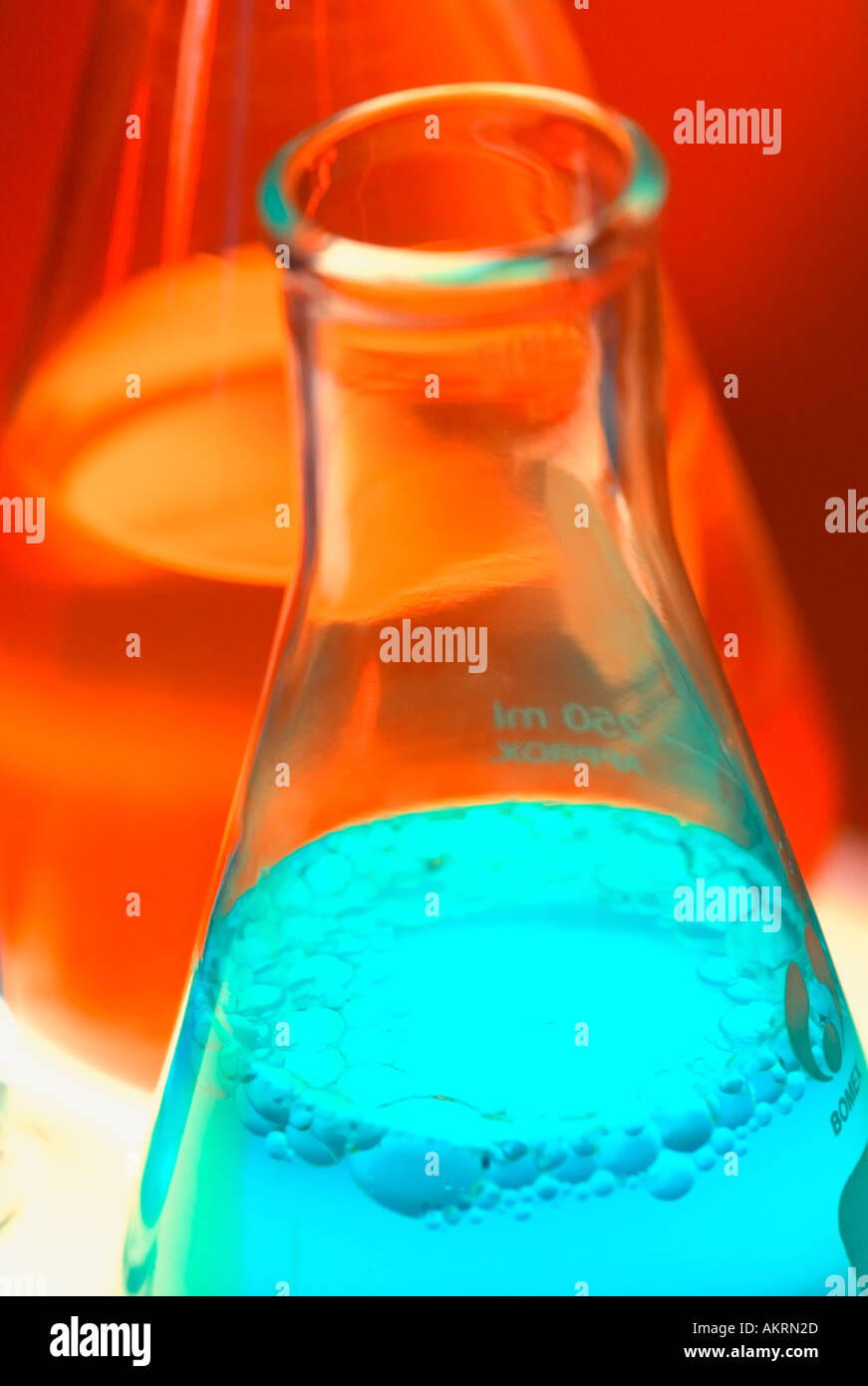 Close up of test tubes de couleurs vives et les flacons Banque D'Images