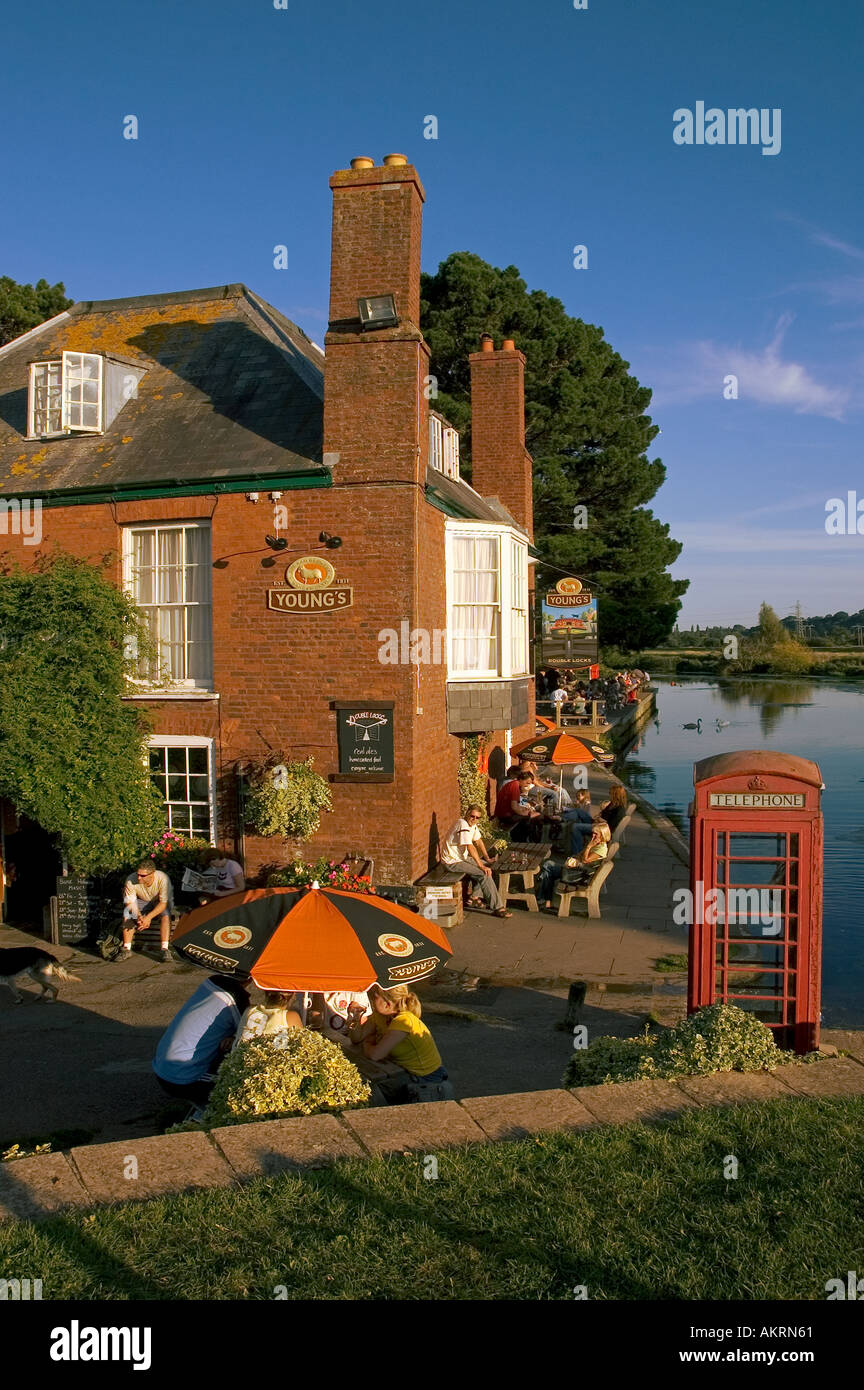 Voir de Pub doubles écluses du canal, d'Exeter. UK. Banque D'Images