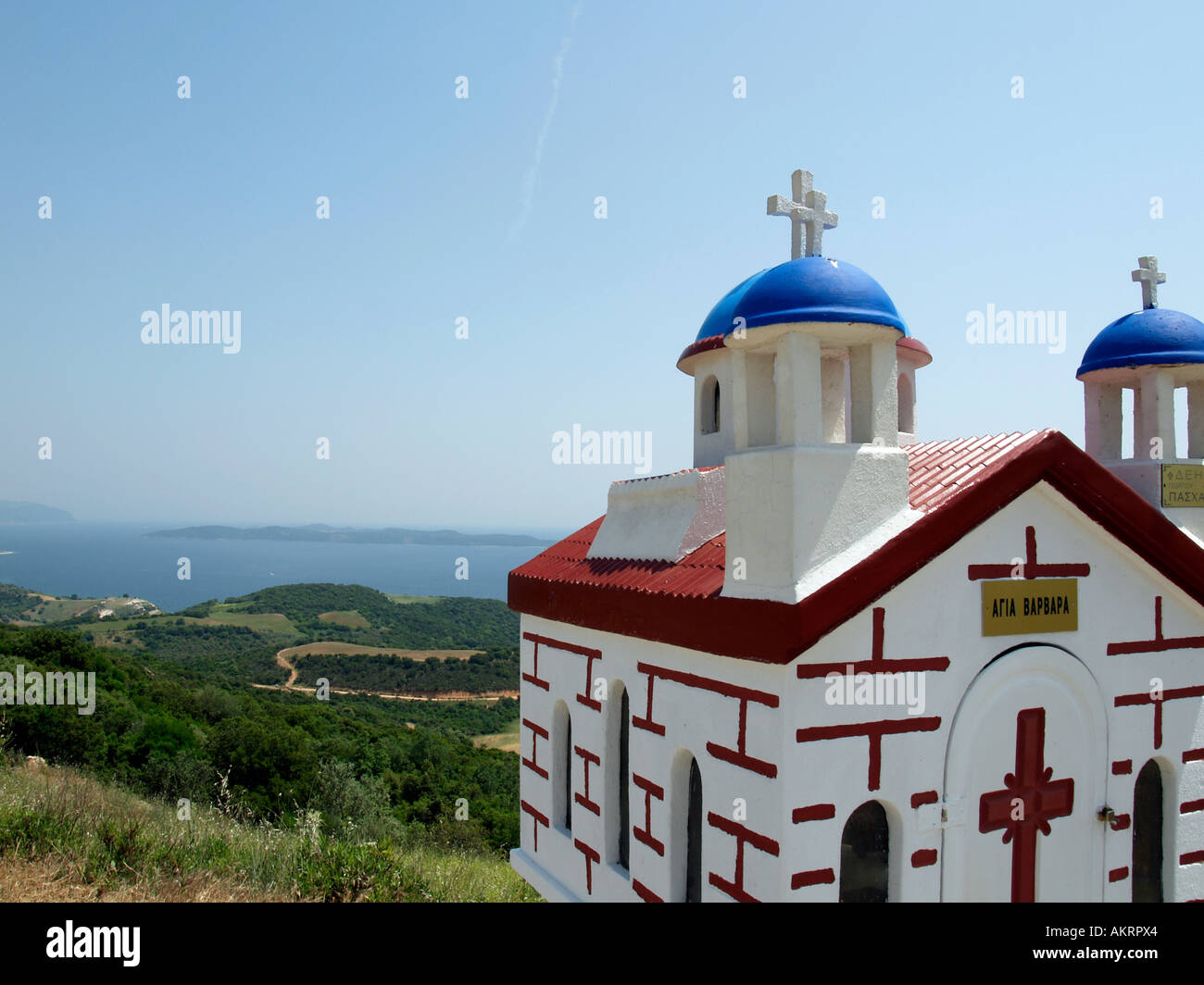 Église miniature en Grèce Chalcidique Chalcidique Macédoine en arrière-plan la mer Méditerranée Bay Agion Oros Banque D'Images