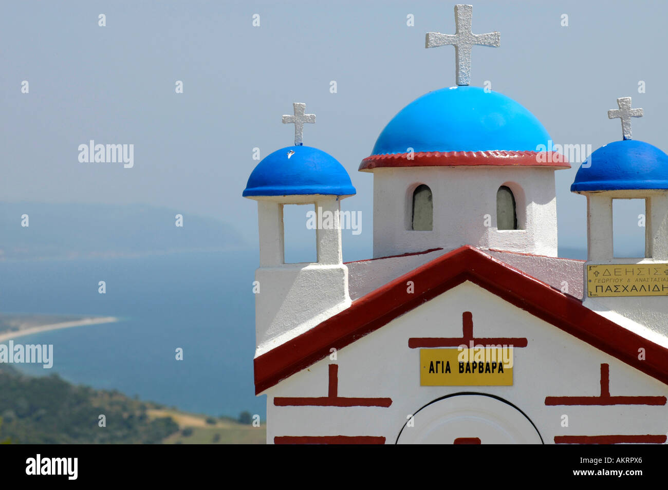 Église miniature en Grèce Chalcidique Chalcidique Macédoine en arrière-plan la mer Méditerranée Bay Agion Oros Banque D'Images