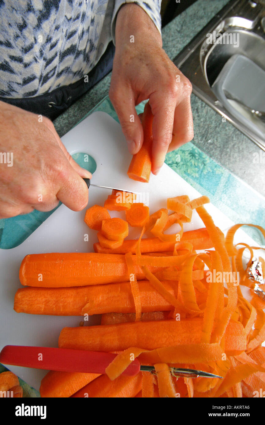 Femme de couper les carottes pour le dîner Banque D'Images