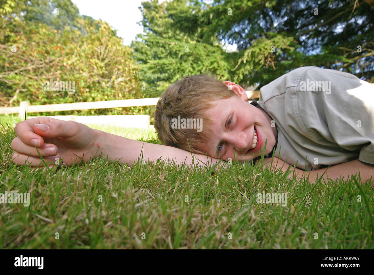Boy laying on the grass Banque D'Images
