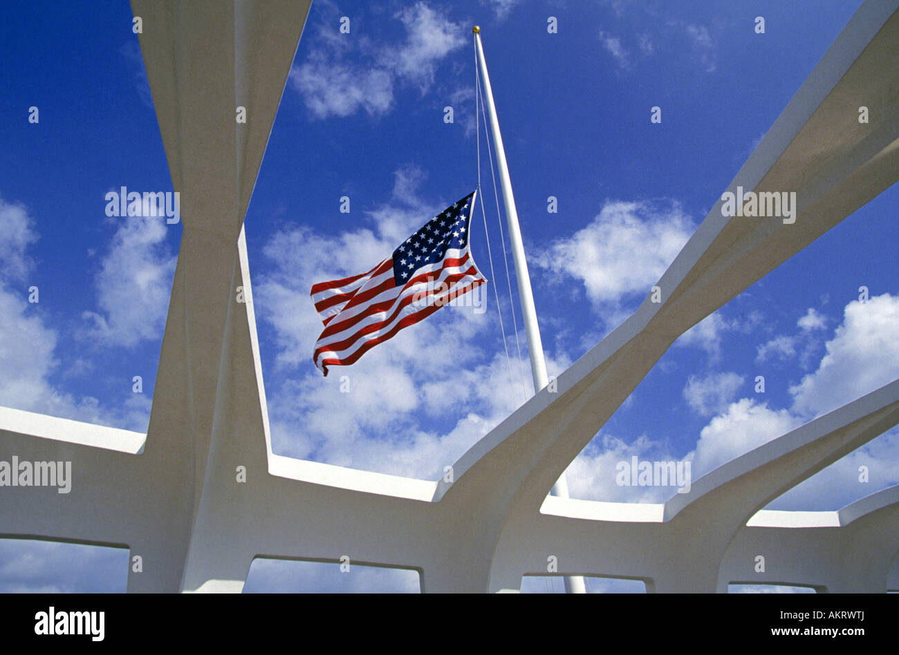 Un drapeau américain en berne sur le USS Arizona Memorial à Pearl Harbor Banque D'Images