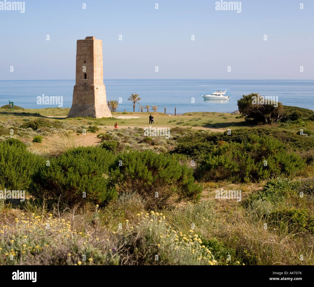 Près de Marbella Malaga Espagne 16e siècle monument Torre de los Ladrones parmi les dunes de sable d'Artola derrière Artola Cabopino Plage Banque D'Images