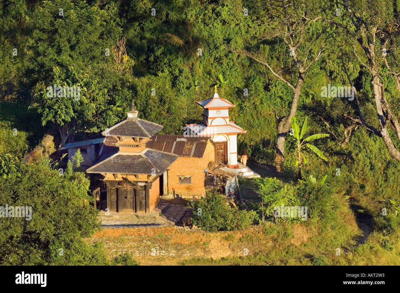 Himalaya Himalaya stupa temple hill paysage de collines paysage forêt bois brouillard sundown Bandipur Népal Asie Banque D'Images