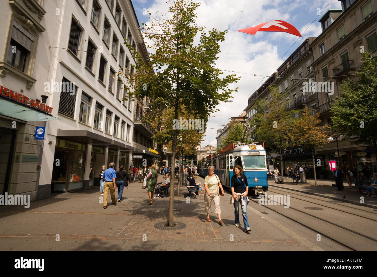 Les uns flânant sur Bahnhofstrasse plus coûteux des prix de l'immobilier dans le monde Zurich canton Zurich Suisse Banque D'Images