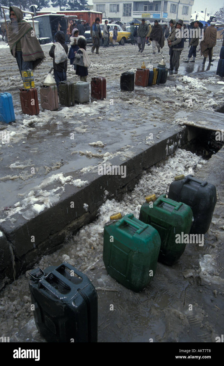 La station d'essence et de fuel Afghanistan Kaboul boîtes Banque D'Images