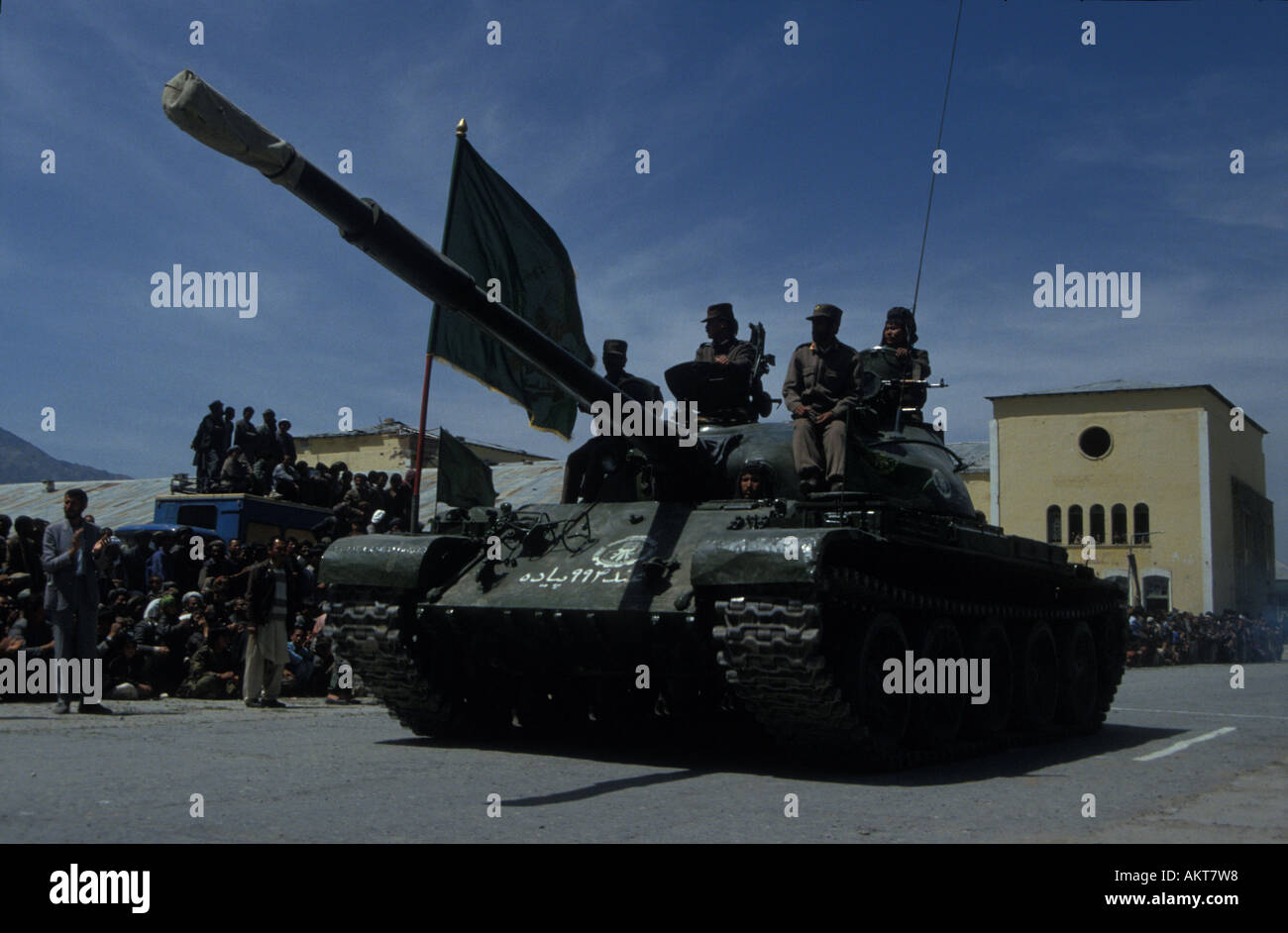 Sur le défilé de chars soviétiques capturés en célébration de moudjahidin chiites Banque D'Images