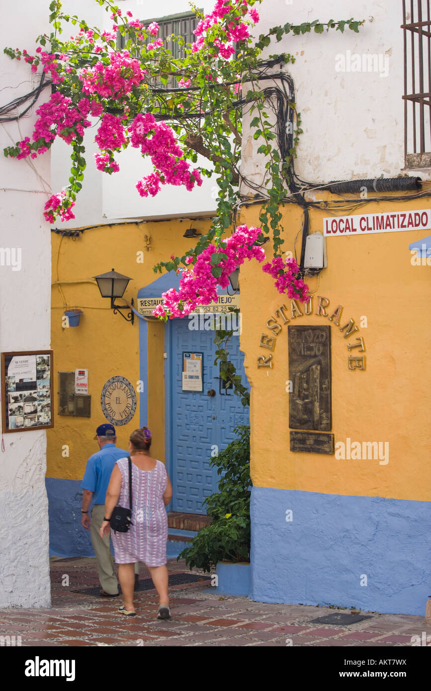 La province de Malaga Marbella Costa del Sol Espagne Scène de rue avec restaurant El Pozo Viejo Banque D'Images