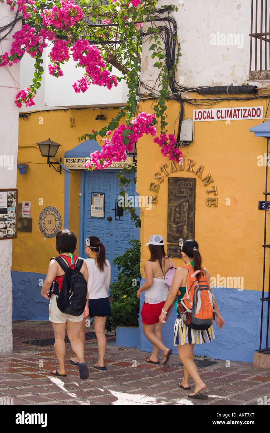 La province de Malaga Marbella Costa del Sol Espagne Scène de rue avec restaurant El Pozo Viejo Banque D'Images