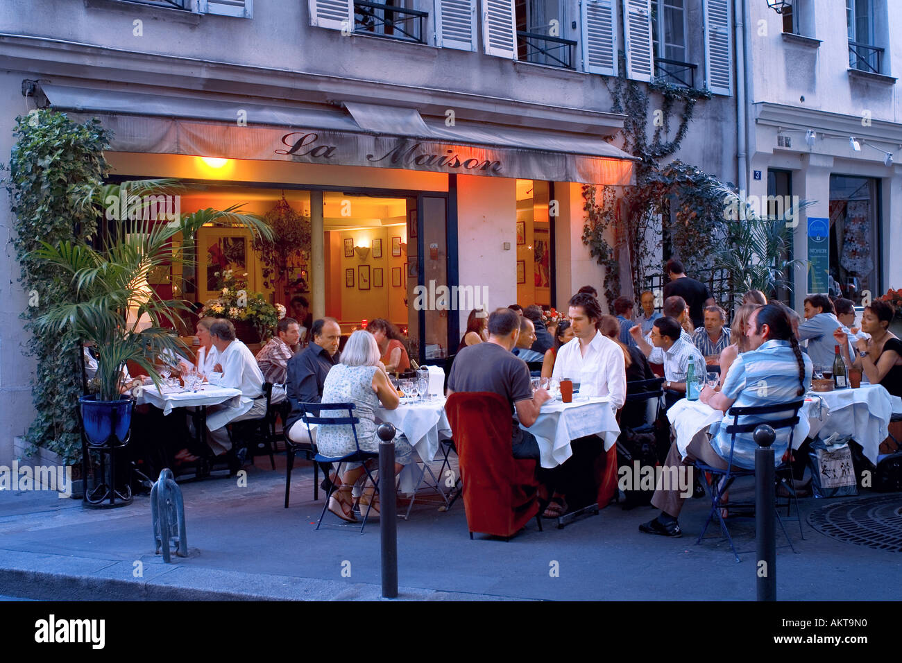Restaurant à St germain des prés de nuit Paris France Banque D'Images