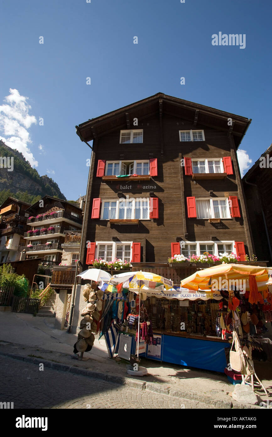 Stand à souvenirs Bahnofplatz village Zermatt Zermatt Valais Suisse Banque D'Images