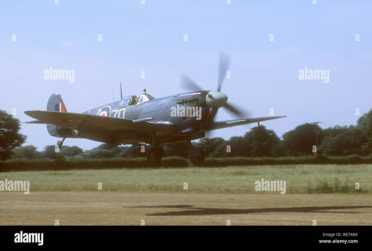 Vickers Supermarine Spitfire IXB B-ZD G-ASJV atterrissage à Breighton Airfield Banque D'Images