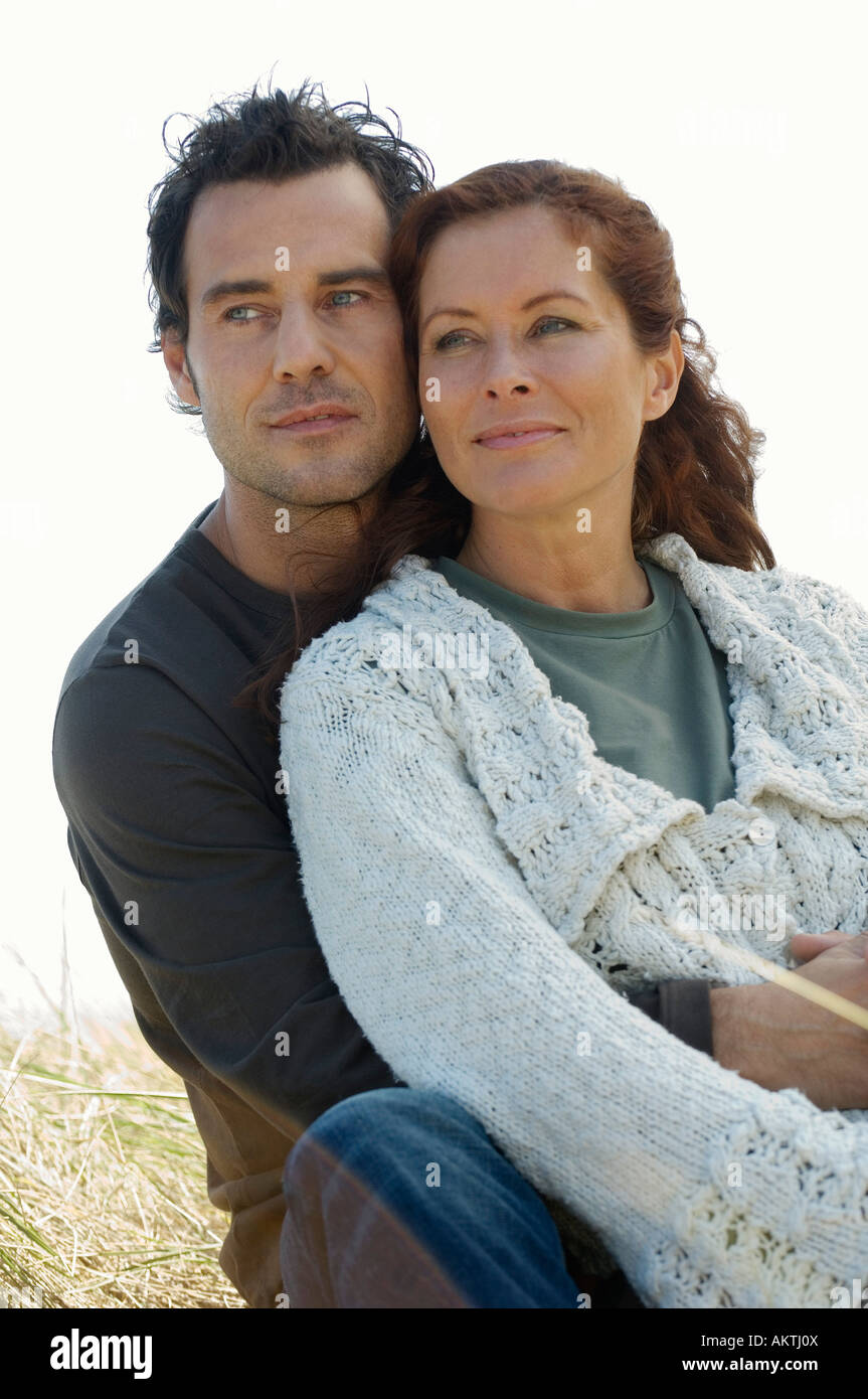 Couple dans l'amour les yeux dans la distance Banque D'Images