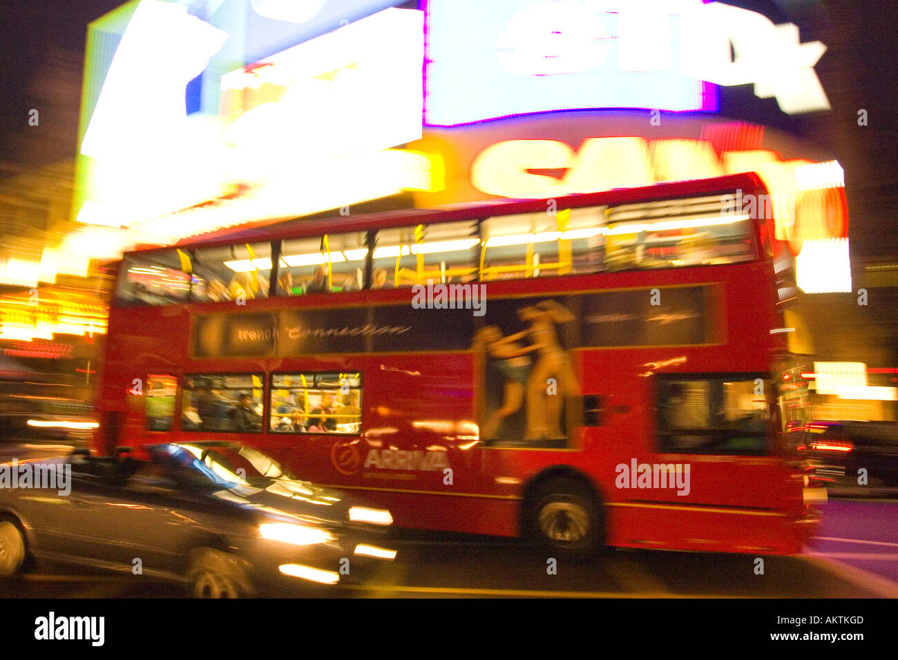 L'accélération du trafic dans Piccadilly Circus Londres Angleterre la nuit Banque D'Images