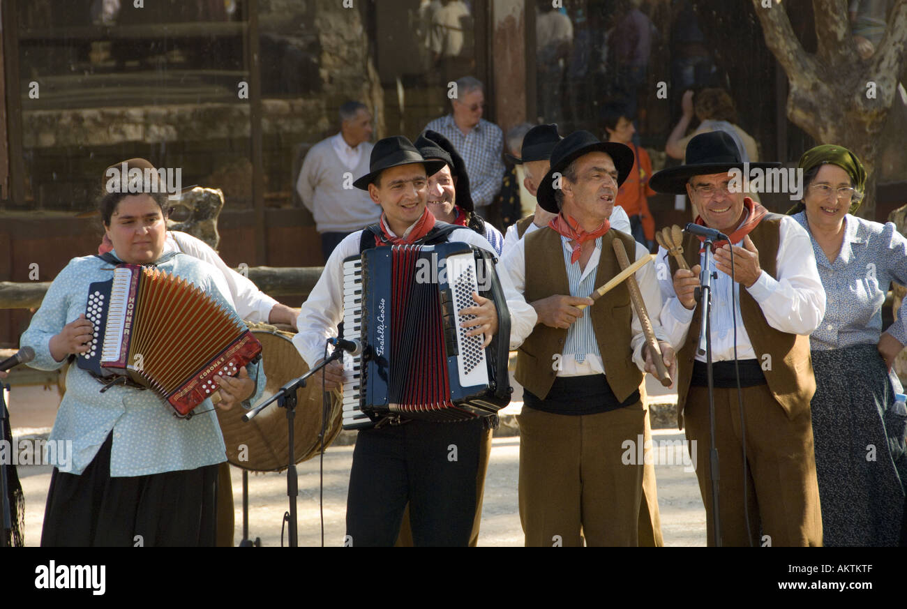 Le Portugal l'Algarve, musiciens d'une troupe de danse folklorique du Minho district, à une fête folklorique, Alte, Algarve Banque D'Images