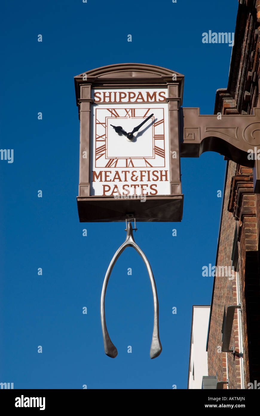 Les chambres rénovées de l'horloge et bras sur le Shippams la viande et de la pâte de poisson à l'usine de la rue East Chichester West Sussex England Banque D'Images