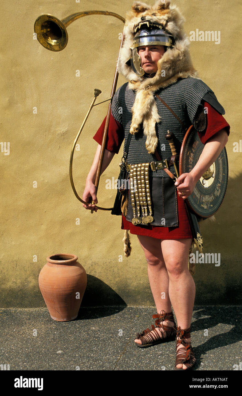 L'uniforme militaire romain avec trumphet ou corne Banque D'Images