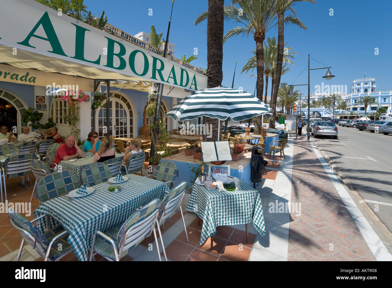 Restaurant à la Marina, Estepona, Costa del Sol, Andalousie, Espagne Banque D'Images