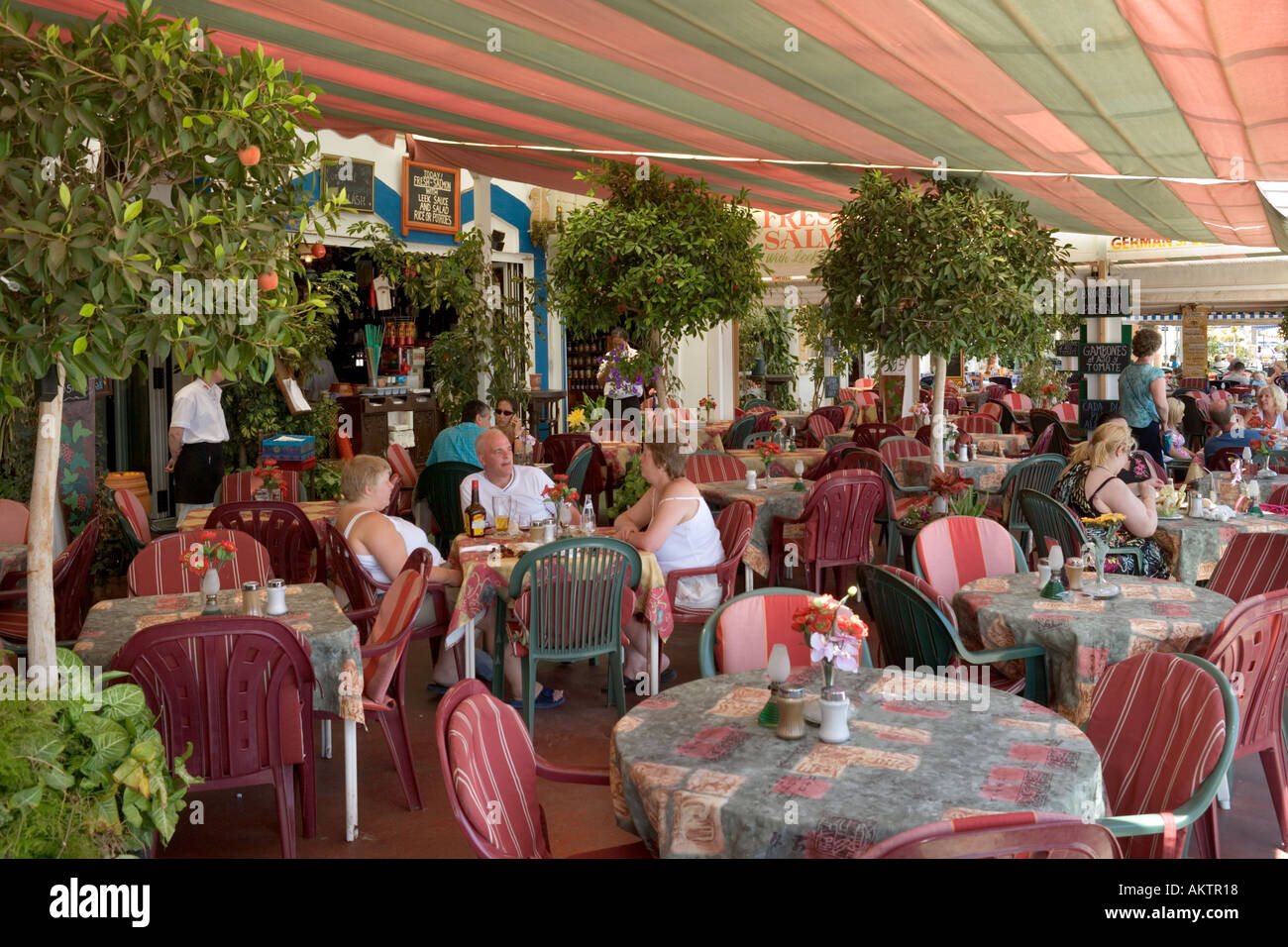 Restaurant à la Marina, Fuengirola, Costa del Sol, Andalousie, Espagne Banque D'Images