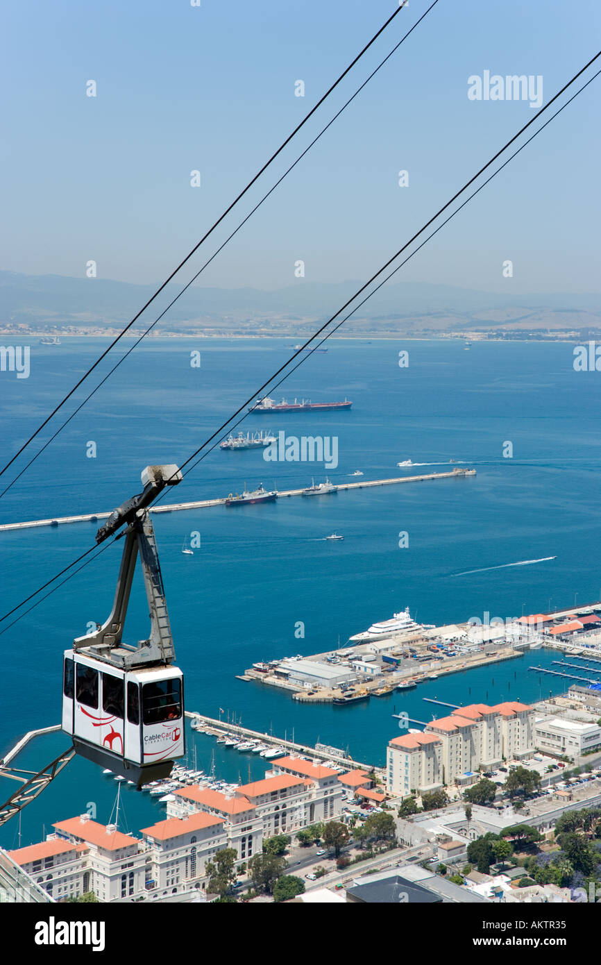 Cable Car et vue sur le port en direction de l'Espagne continentale à partir de la partie supérieure du Rocher, Gibraltar, Banque D'Images