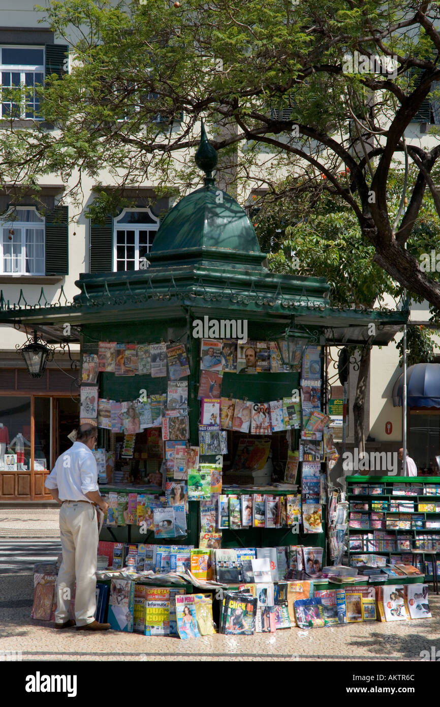 L'homme d'acheter un journal à un kiosque situé dans le centre-ville, Funchal, Madeira, Portugal Banque D'Images