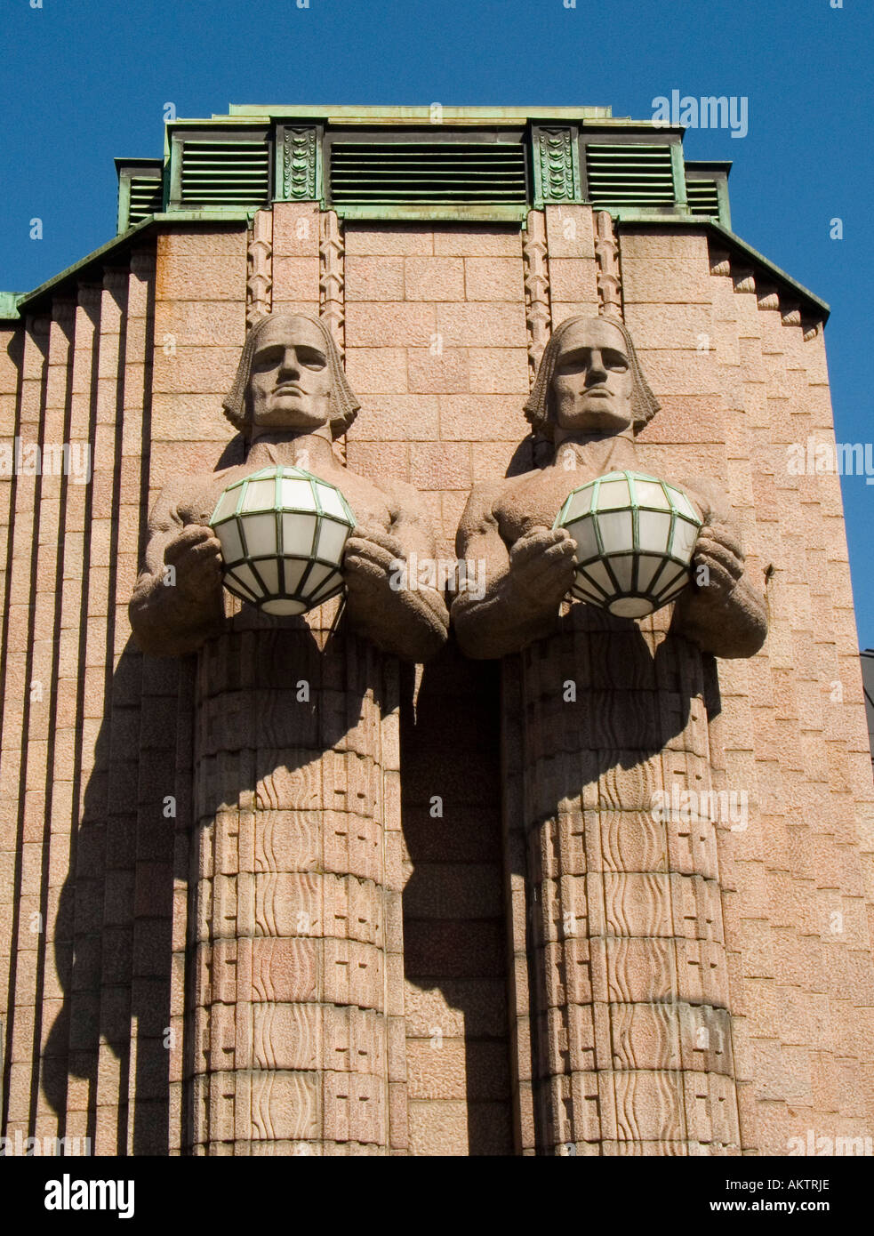 Statues dans la gare centrale d'Helsinki Finlande conçu par Elieil Saarinen 1919 Banque D'Images